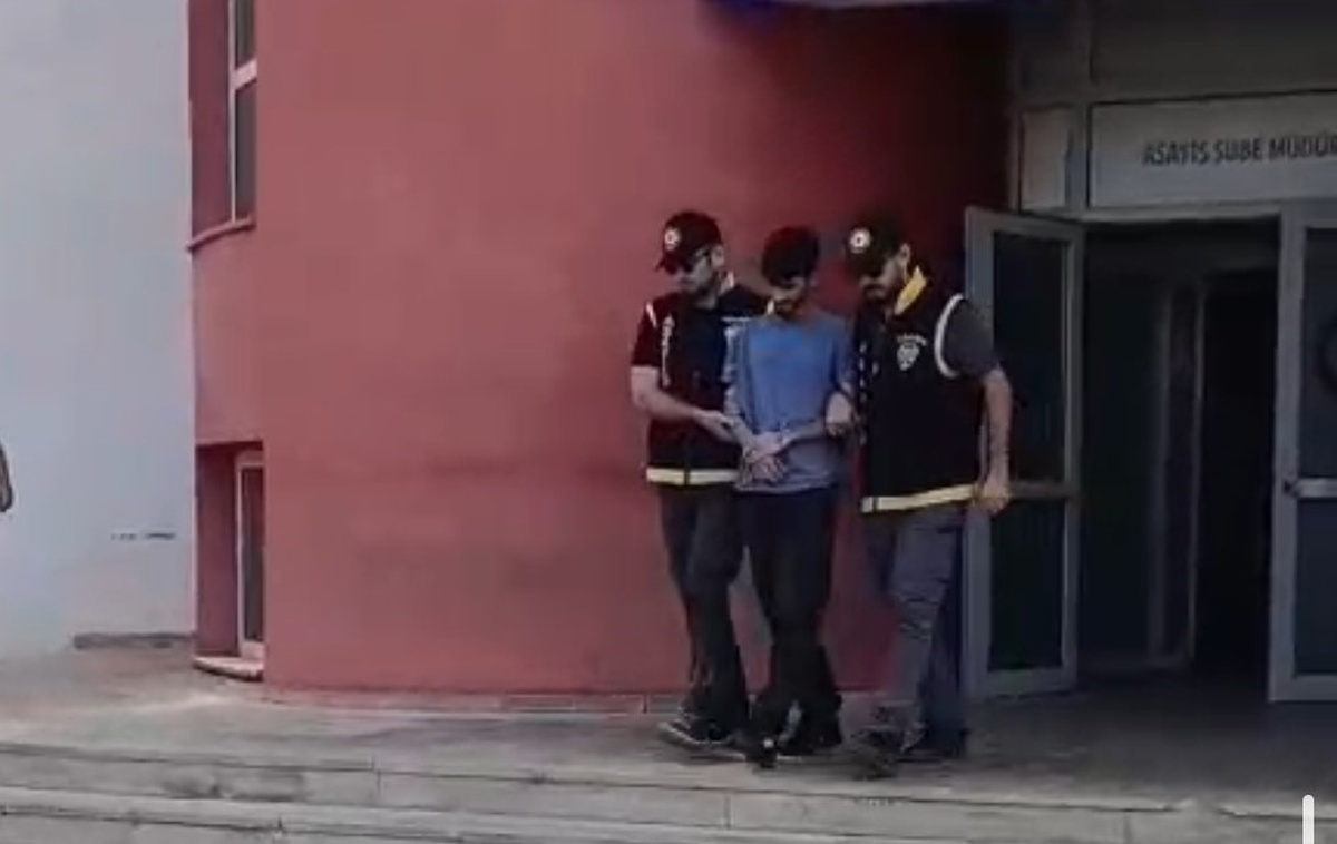 Adana'da 30 yıl hapis cezasıyla aranan firari hükümlü, saklandığı evde yakalandı