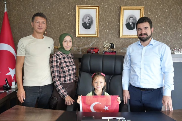 Giresun Piraziz'de bisikletli Nehir'in bayrak sevgisi belediyede ödüllendirildi