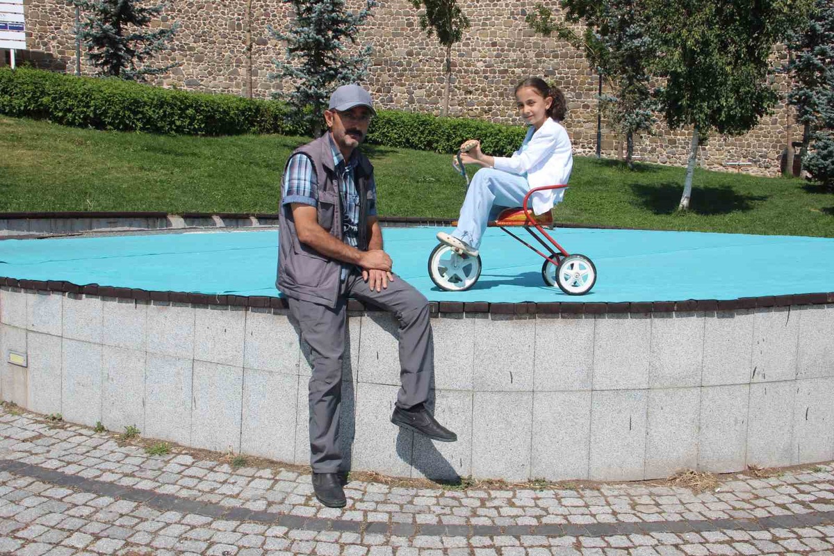 Erzurum\'da 1957 yapımı üç tekerlekli bisiklet 3 kuşaktır kullanılıyor