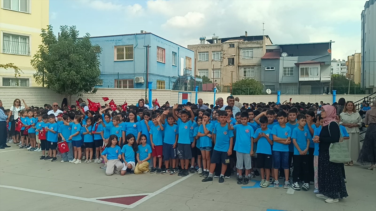 Kozan\'da İlköğretim Haftası etkinliğinde öğrenciler şiir okudu