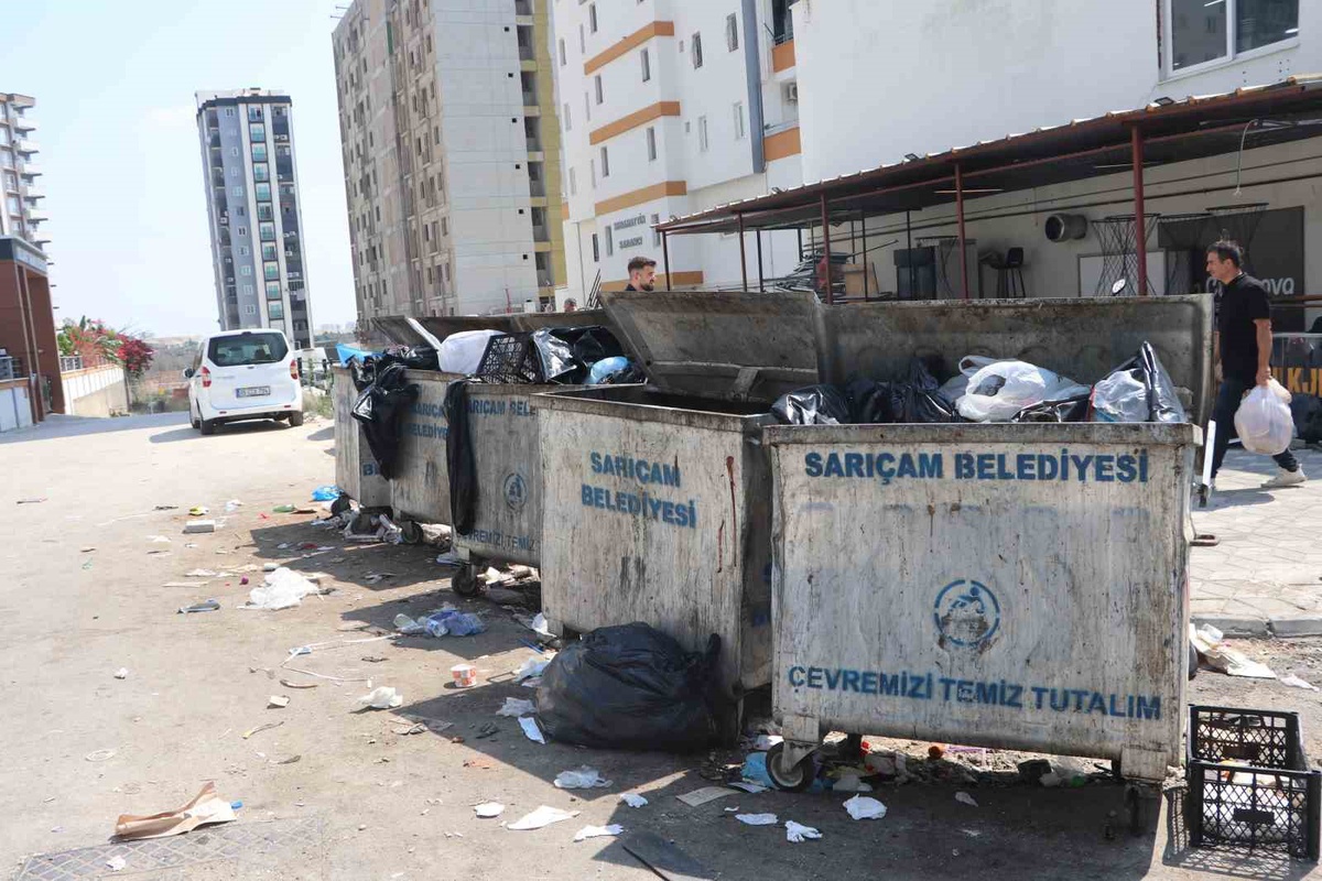Adana Sarıçam'da çöpler birikti, mahalleli belediyeye kendi toplayarak tepki gösterdi