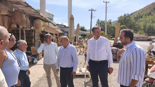 AK Partili Otgöz Marmaris'te esnafı dinledi, yeni üyelere rozet taktı