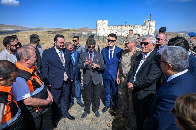 Türkmenoğlu, İran sınırındaki Gelincik Sınır Kapısı alanında inceleme yaptı