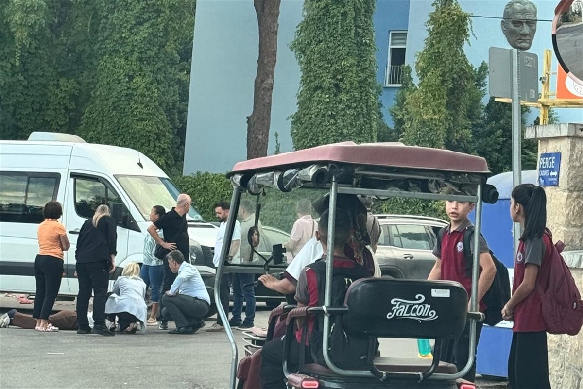 Antalya Aksu\'da motosikletli genç kıza ilk müdahaleyi Rektör Özkan yaptı