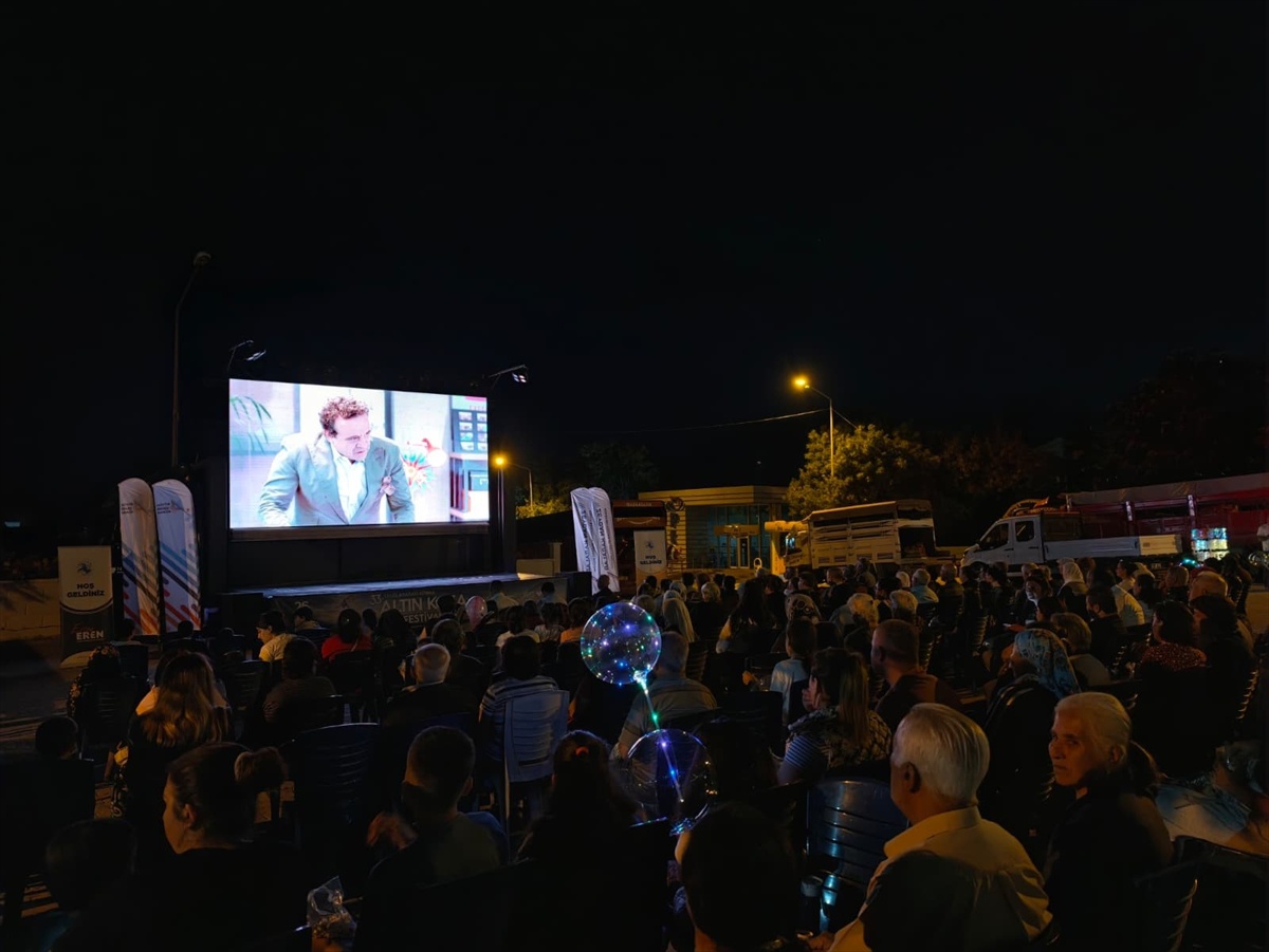 Arguvan'da gezici sinema tırı bu kez 33. Altın Koza için film gösterdi