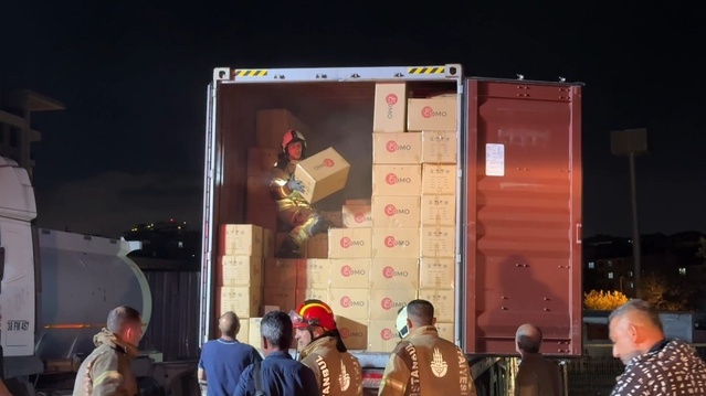 Avcılar'da hediyelik eşya yüklü tırın kabini alevlere teslim oldu