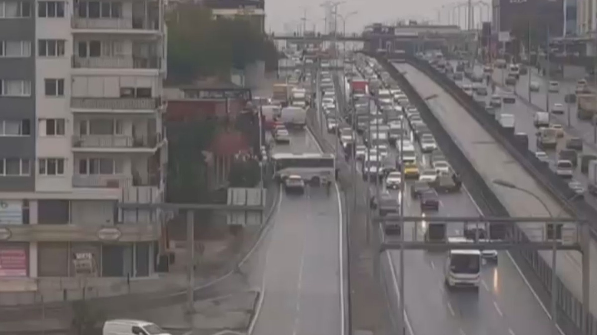 Avcılar D-100\'de servis midibüsü iş yerinin duvarına çarptı, ekipler olay yerinde