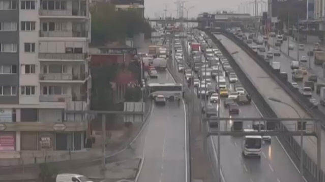 Avcılar D-100'de servis midibüsü iş yerinin duvarına çarptı, ekipler olay yerinde