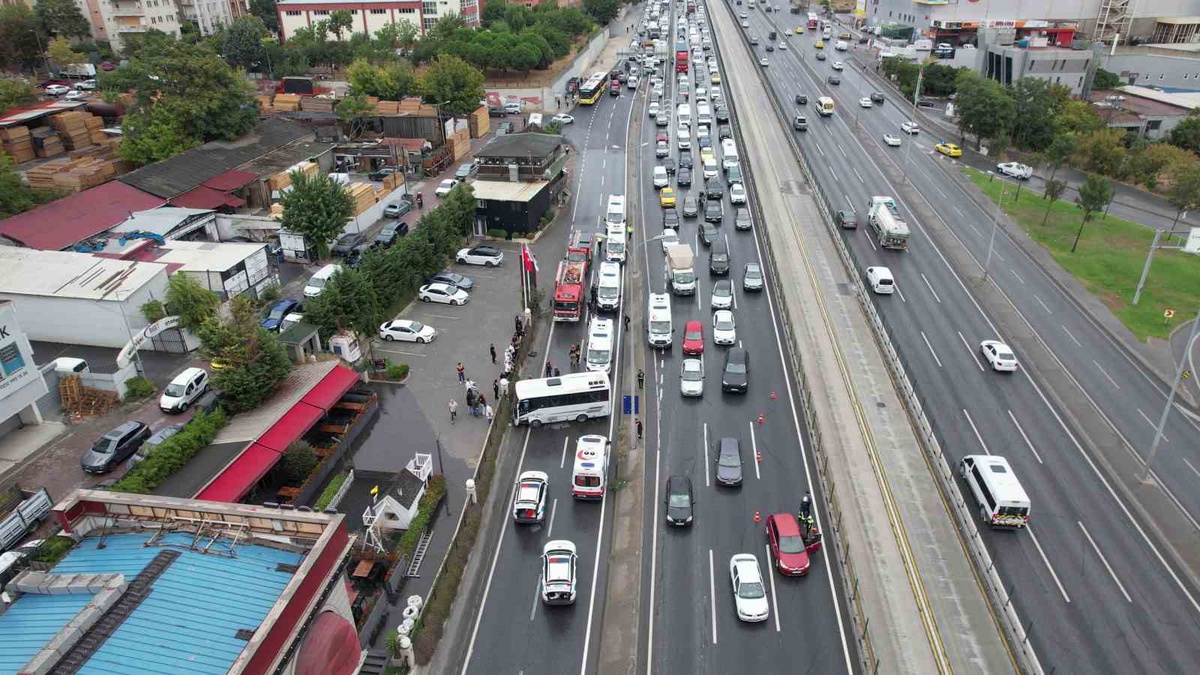Avcılar\'da servis midibüsü kaza yaptı, 9 kişi yaralandı