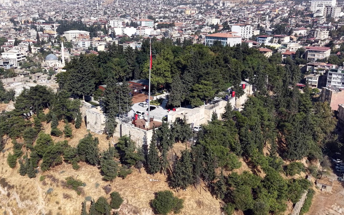 Ersoy, depremde hasar gören Maraş Kalesi ile 5 caminin açılışını yaptı