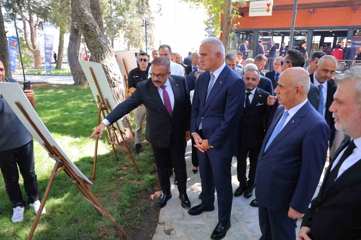 Ersoy, depremde hasar gören Kahramanmaraş Kalesi\'ni yeniden açtı