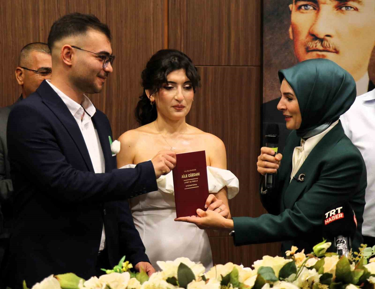 Bakan Göktaş, Denizli\'de evlilik desteği alan çiftin nikah şahidi oldu