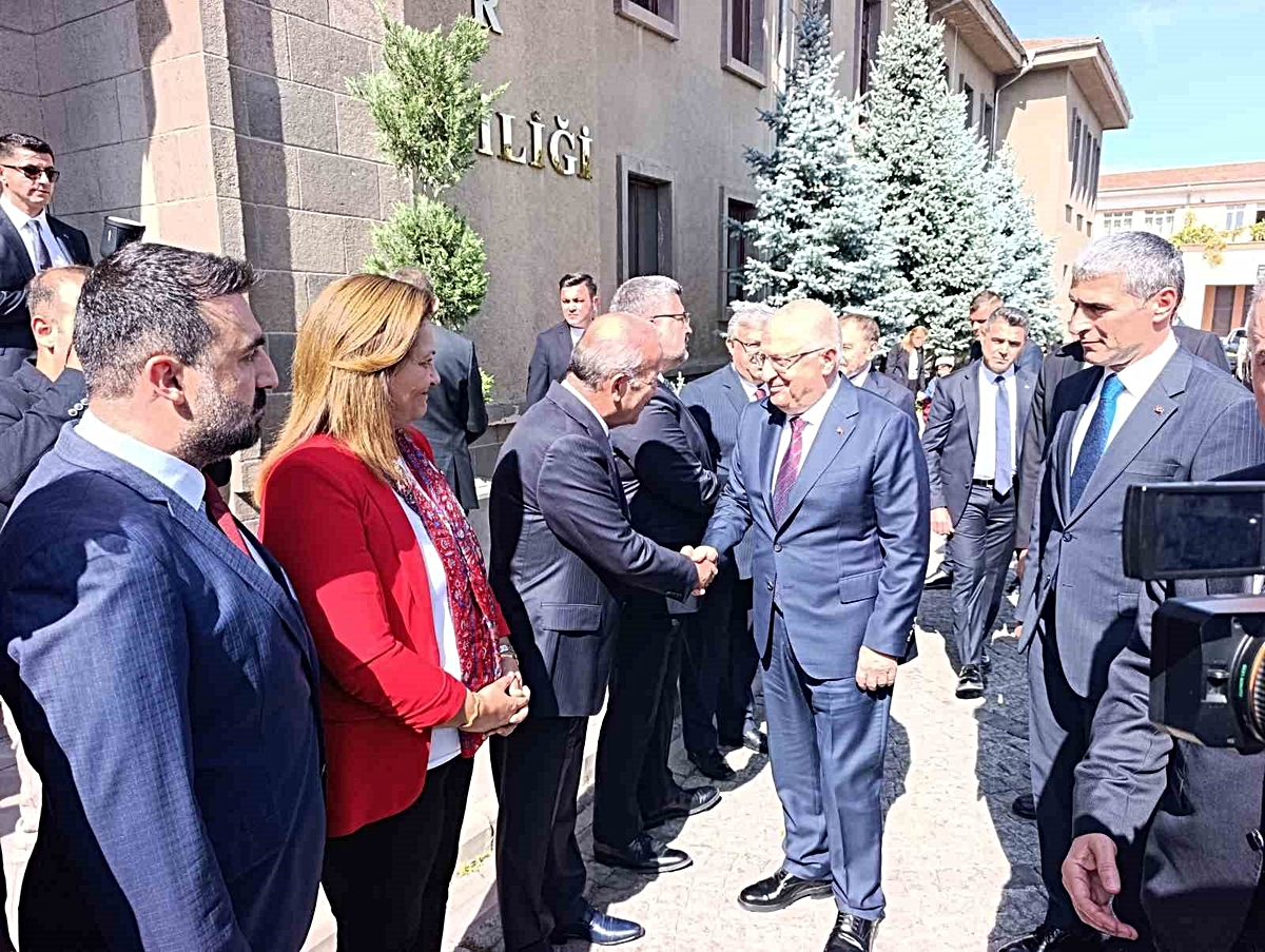 Milli Savunma Bakanı Güler, Afyonkarahisar\'da valiliği ziyaret etti