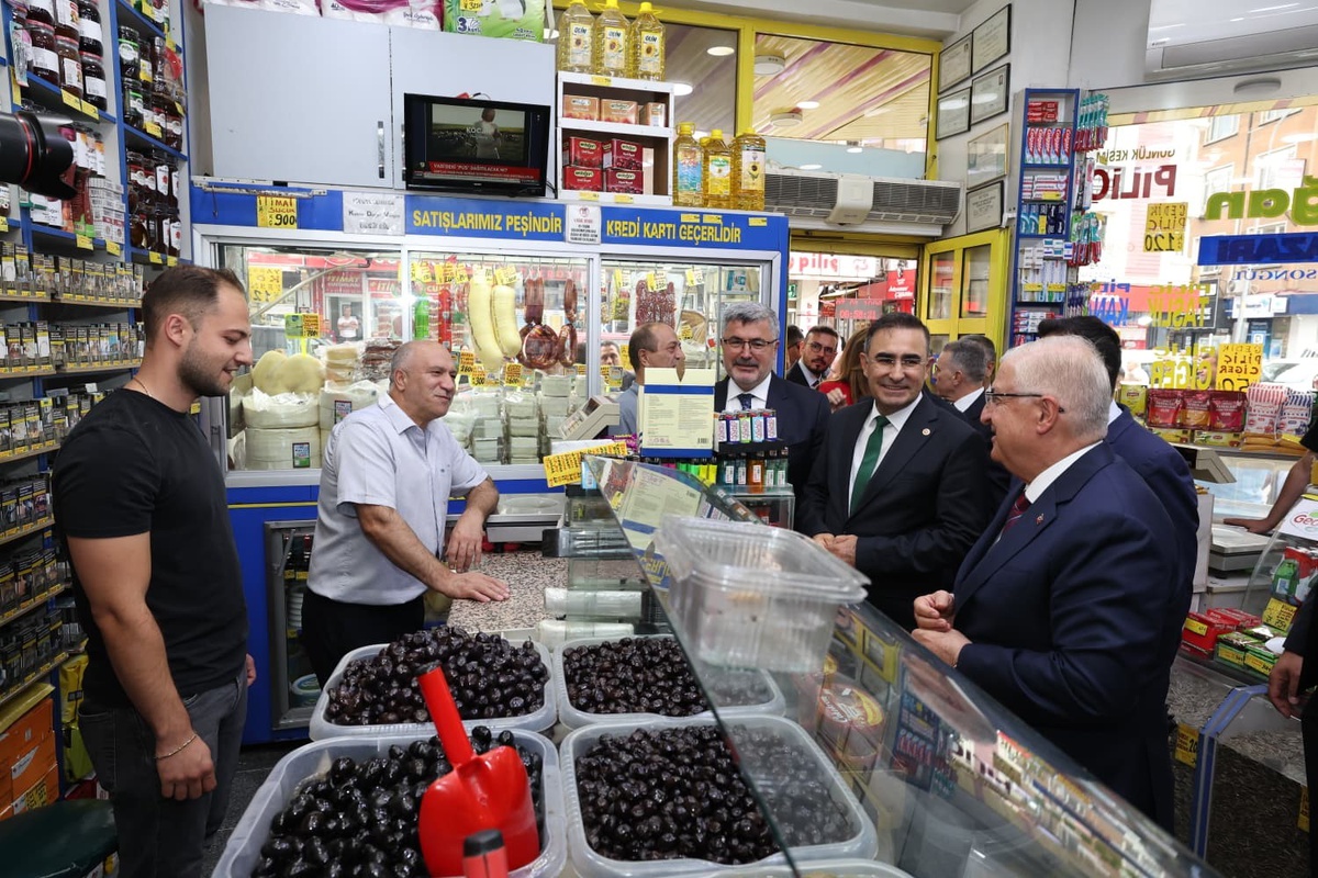 Bakan Güler Afyonkarahisar\'da esnafı ziyaret edip taleplerini dinledi