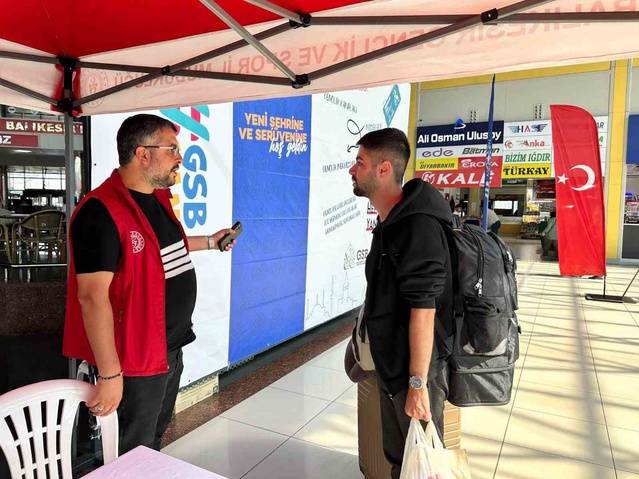 Üniversite öğrencileri Balıkesir'de otogarda karşılandı