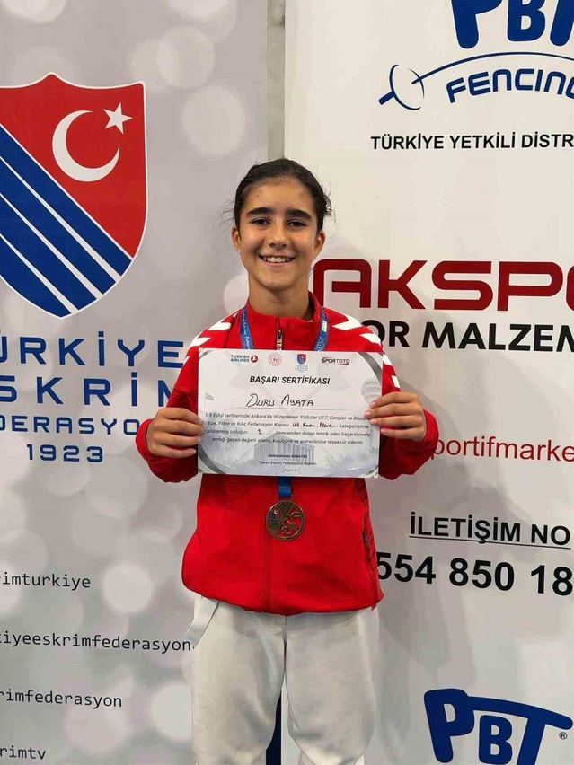 Balıkesirli eskrimciler Ankara'daki Federasyon Kupası'nda 1 şampiyonluk ve 2 üçüncülük kazandı