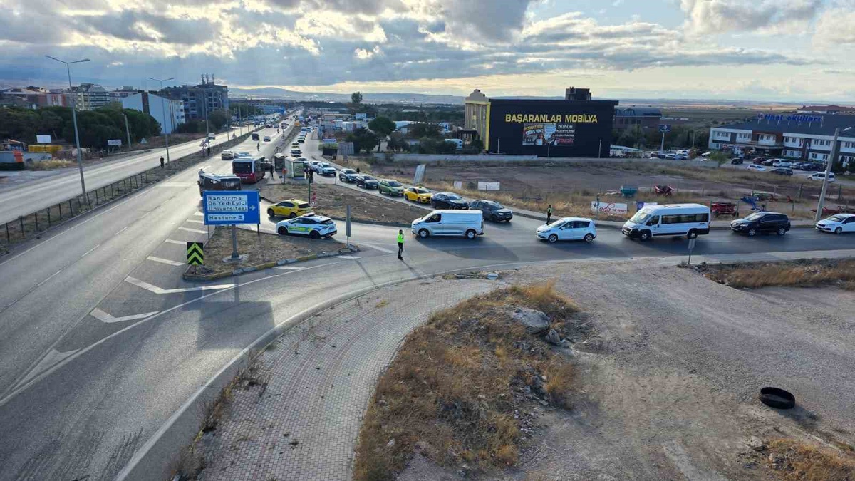 Bandırma\'da sabah trafiği kilitlendi, Hastane Kavşağı\'nda yoğunluk sürüyor