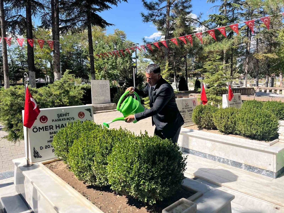 Başsavcı Tuncay’dan şehit Ömer Halisdemir’in kabrine ziyaret