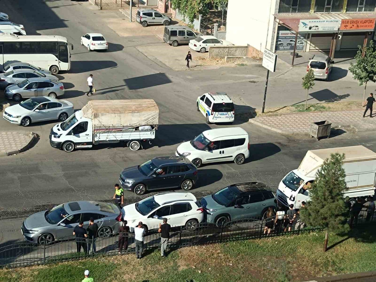 Batman\'da Yeni Siirt Çevre Yolu\'nda 4 araçlı zincirleme kaza meydana geldi