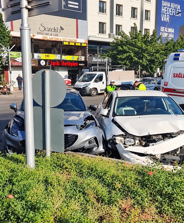 Batman Dörtyol Kavşağı'nda iki otomobil çarpıştı, 1 kişi yaralandı