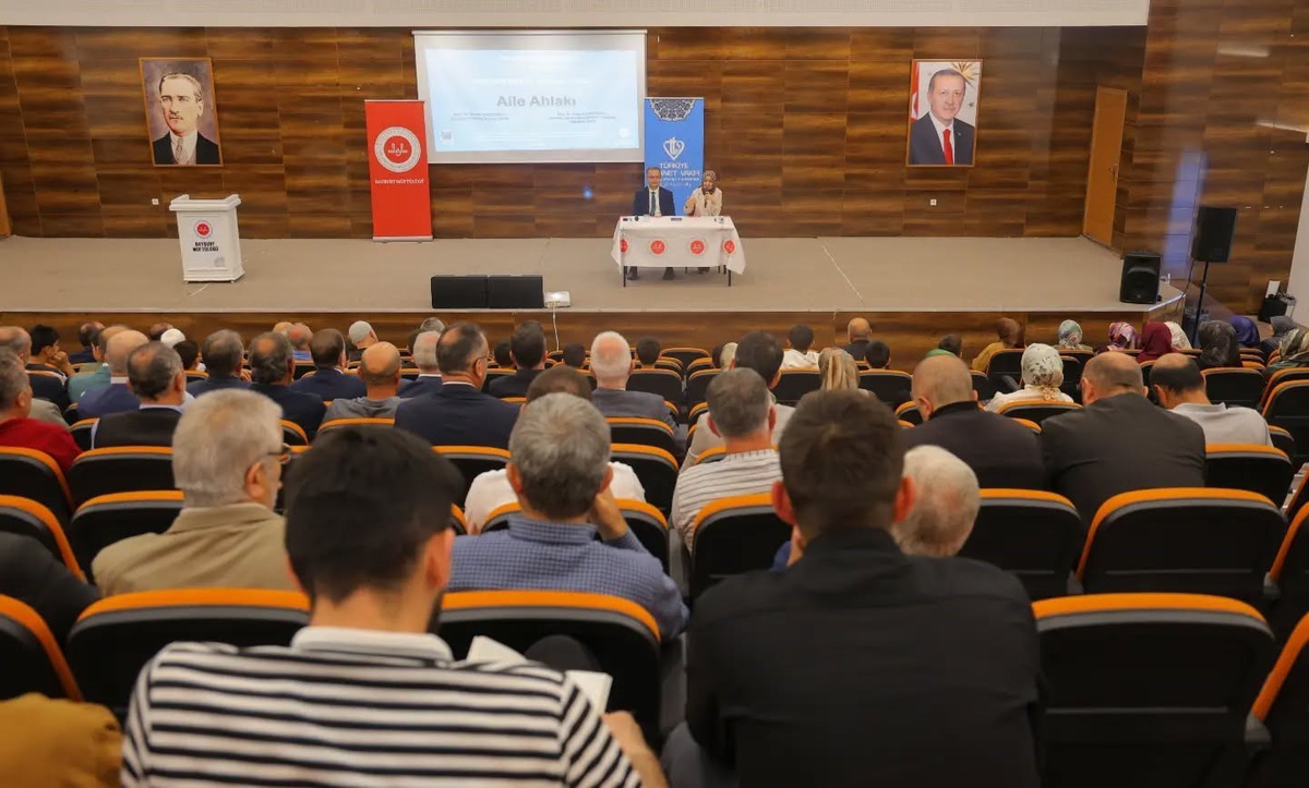 Bayburt\'ta Mevlid-i Nebi konferansında aile ahlakı ve mahremiyet ele alındı