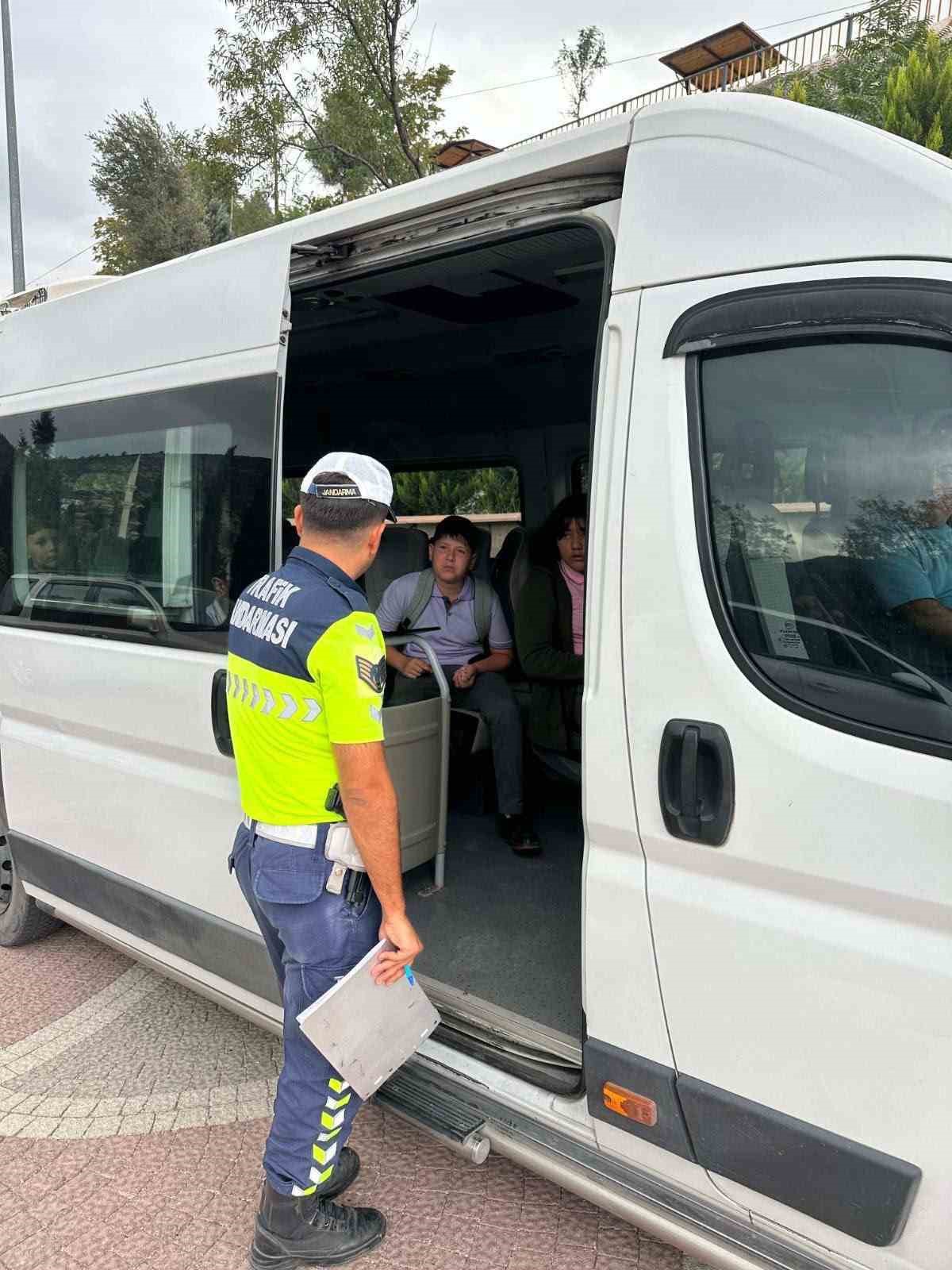Bilecik\'te okul çevreleri ve servis araçları denetlendi, 15 araç kontrol edildi