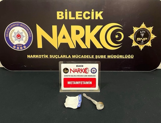 Bilecik merkez ve Bozüyük'te üzerinde uyuşturucu bulunan 3 şüpheli gözaltına alındı