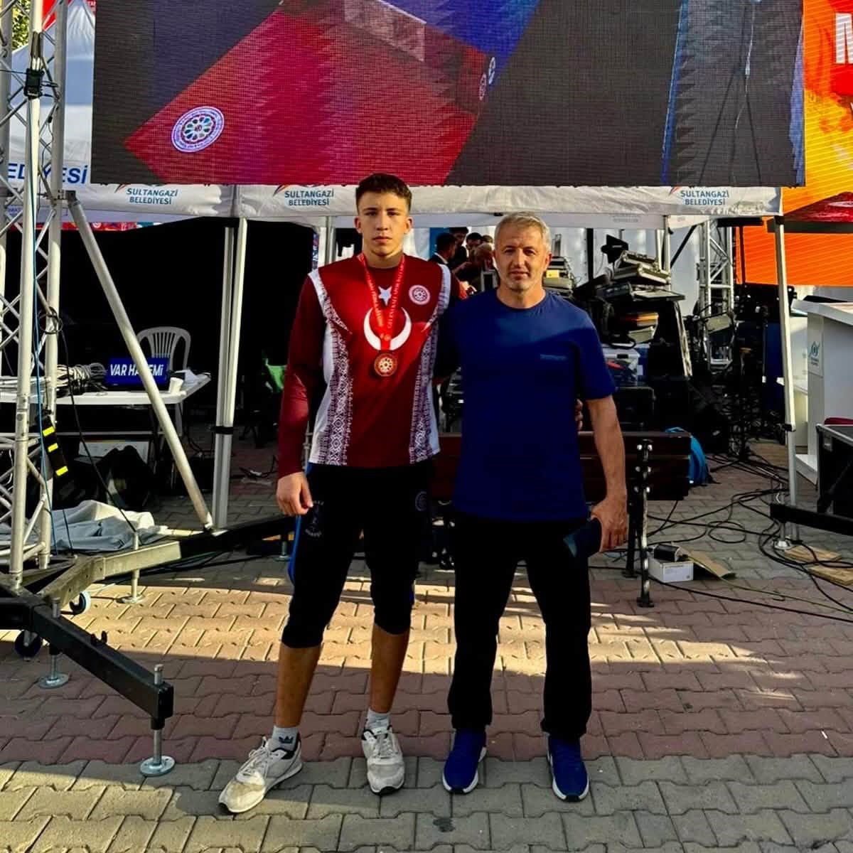 Bilecikli güreşçi Furkan Bulur, 75 kiloda Türkiye ikincisi oldu