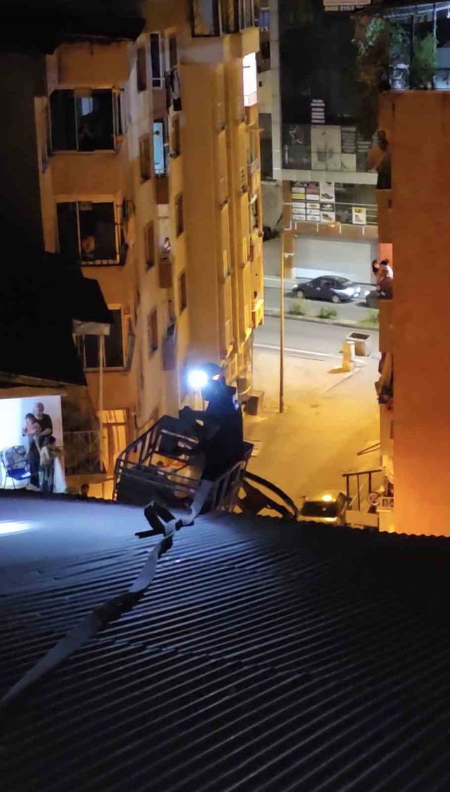 Bingöl Yenişehir Mahallesi'nde çatıdaki baca yangını büyümeden söndürüldü