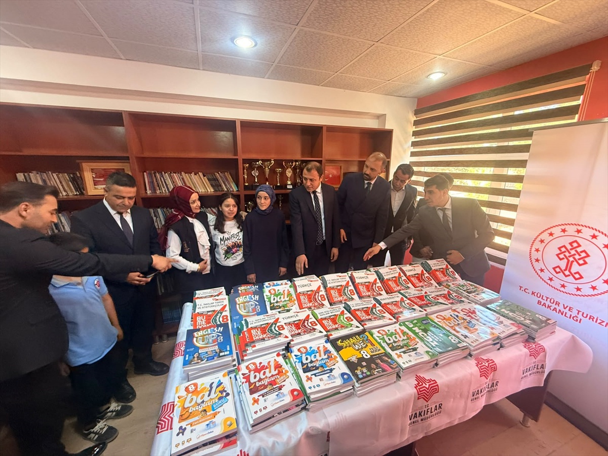 Bitlis Vakıflar ekipleri Şirvan\'da öğrencilere kitap ve eğitim materyali dağıttı