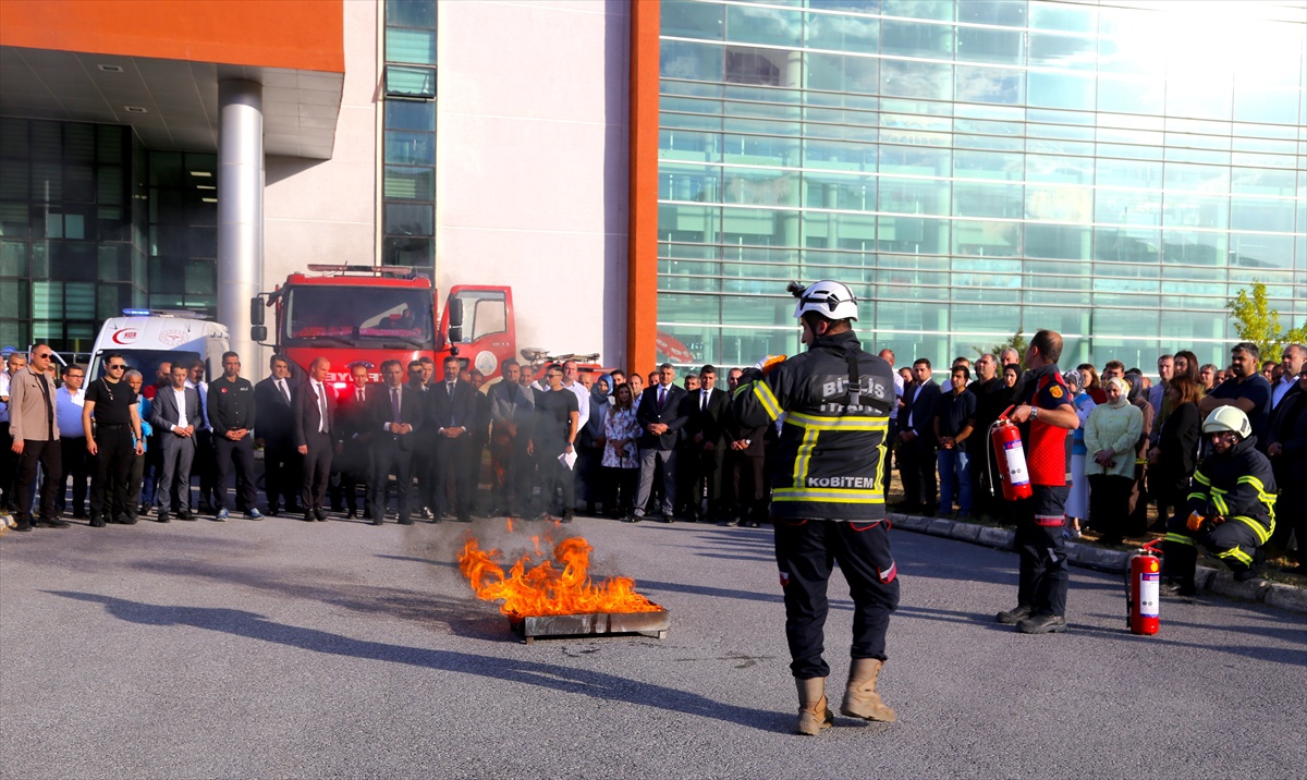 Bitlis Valiliğinde yangın tatbikatı, Vali Karakaya butona basınca alarm verildi