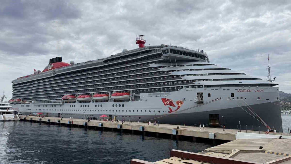 Bodrum\'a Korfu\'dan gelen Scarlet Lady 2 bin 560 yolcu getirdi