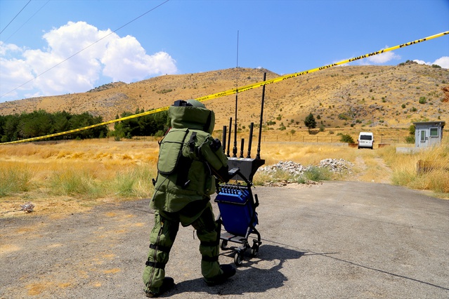 Bitlis'te bomba imha uzmanları şüpheli paketlere kısa sürede müdahale ediyor