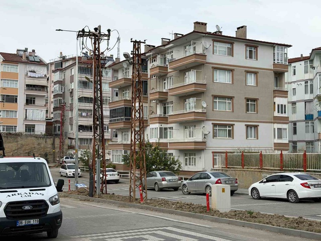 Boyabat'ta elektrik hatları yer altına alındı, cadde modern aydınlatmaya kavuştu