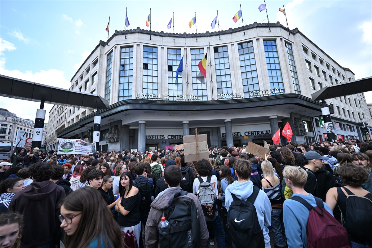 Brüksel\'de 5 bine yakın öğrenci kayıt ücreti artışını protesto etti