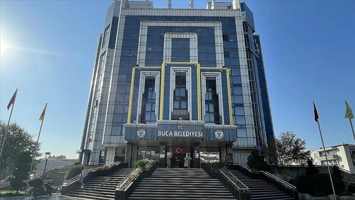 Buca Belediyesi önünde toplanan 80 çalışan 7 aydır maaş alamıyor