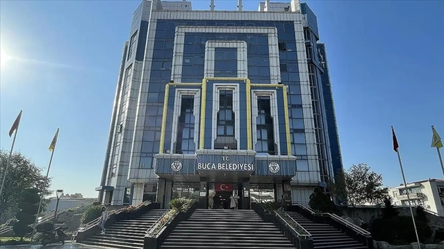 Buca Belediyesi önünde toplanan 80 çalışan 7 aydır maaş alamıyor