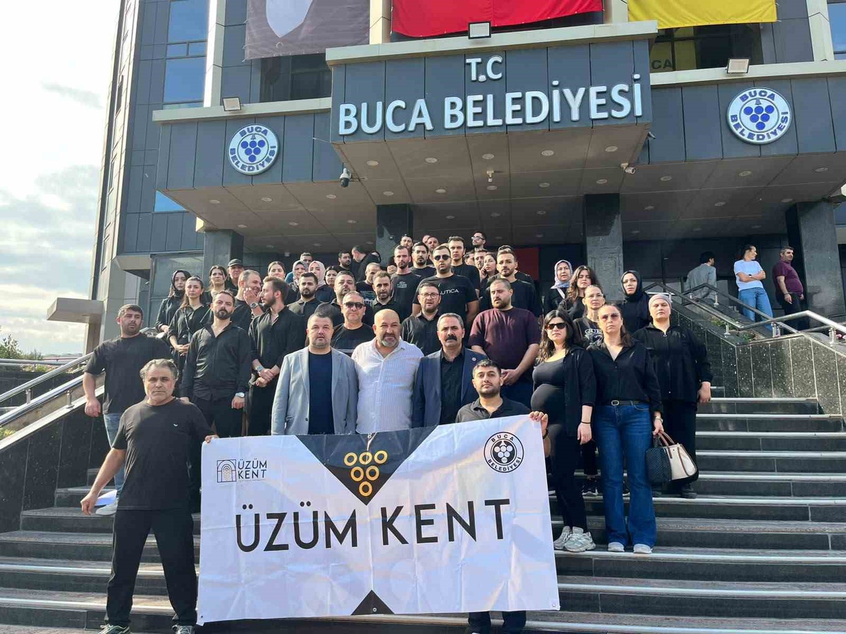 Buca Belediyesi önünde 7 aydır maaş alamayan 80 çalışan eylem yaptı