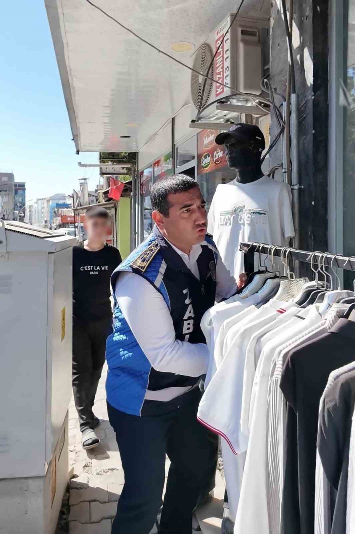 Hatay\'da zabıta kaldırım işgallerine müdahale etti, esnafa uyarı yapıldı