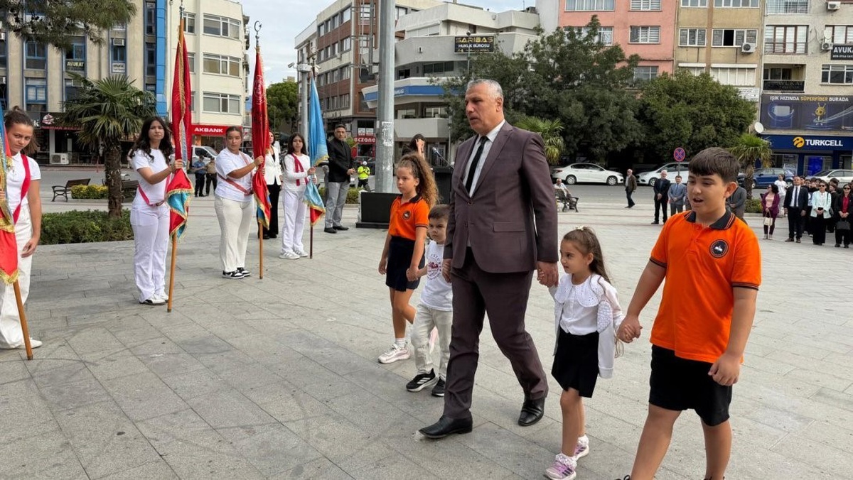 Burhaniye\'de İlköğretim Haftası coşkusu, öğrencilere ödülleri verildi