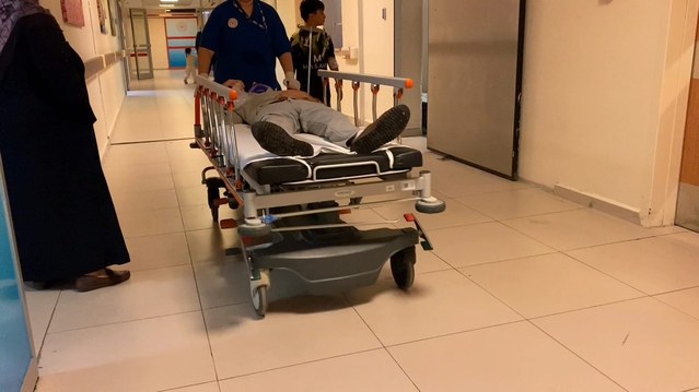 Bursa'da hafif ticari araç refüjdeki ağaca çarptı: 2 yaralı