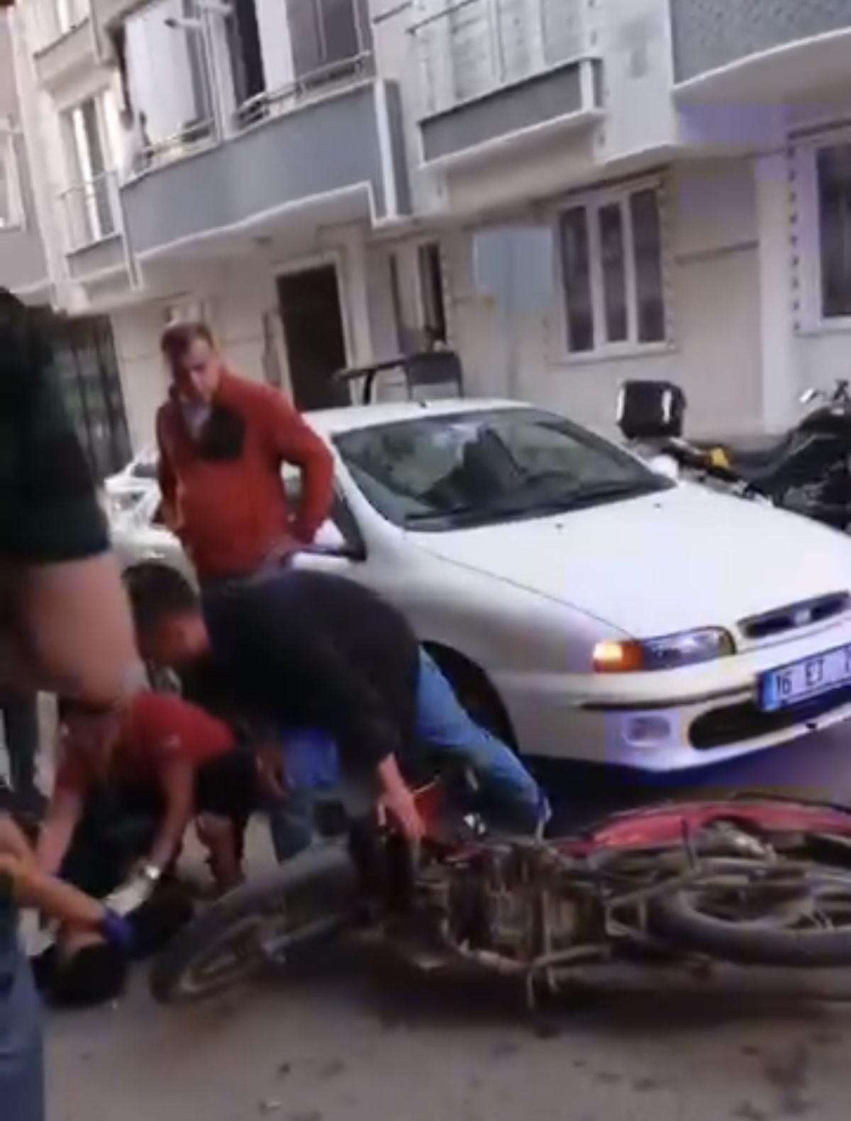 Bursa Karacabey\'de otomobil ile motosiklet çarpıştı, sürücü hafif yaralandı