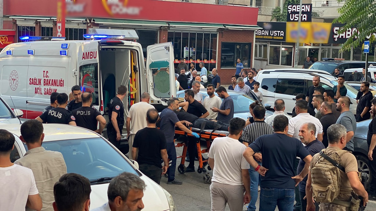 Batman\'da cadde ortasındaki silahlı kavgada 3 kişi yaralandı, 2\'si yoldan geçiyordu