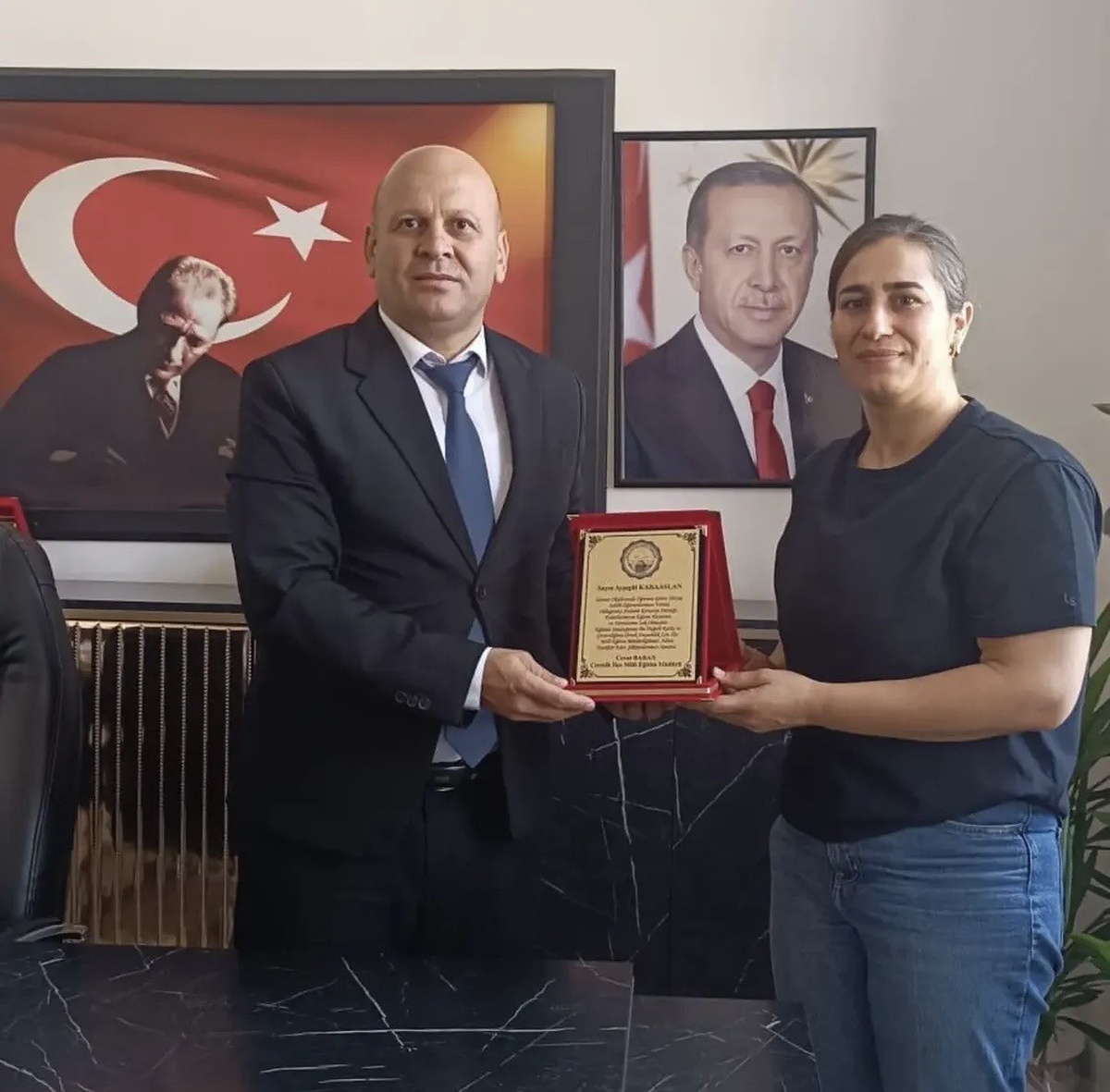 Almanya\'daki gurbetçi hayırsever Çermik\'te 370 öğrenciye çanta dağıttı