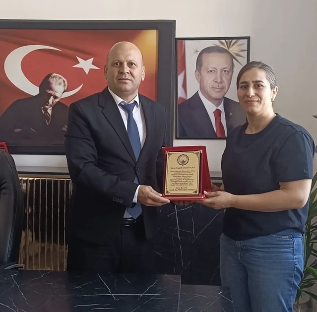 Almanya'daki gurbetçi hayırsever Çermik'te 370 öğrenciye çanta dağıttı