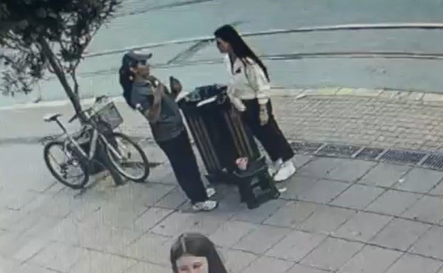 Eskişehir'de çöp kutusuna bırakılan telefonu 4 dakikada çalan şahıs, genç kadından geri istendi
