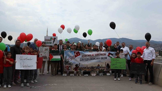 Osmancık'ta öğrenciler Gazze için balon ve uçurtma uçurdu