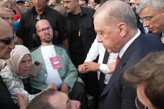 Cumhurbaşkanı Erdoğan konvoyu durdurup yanına gitti
