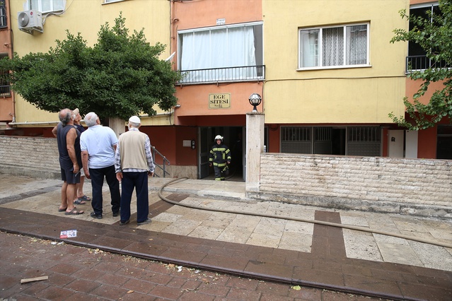Denizli Merkezefendi'de apartman yangınında 2 kişi dumandan etkilendi