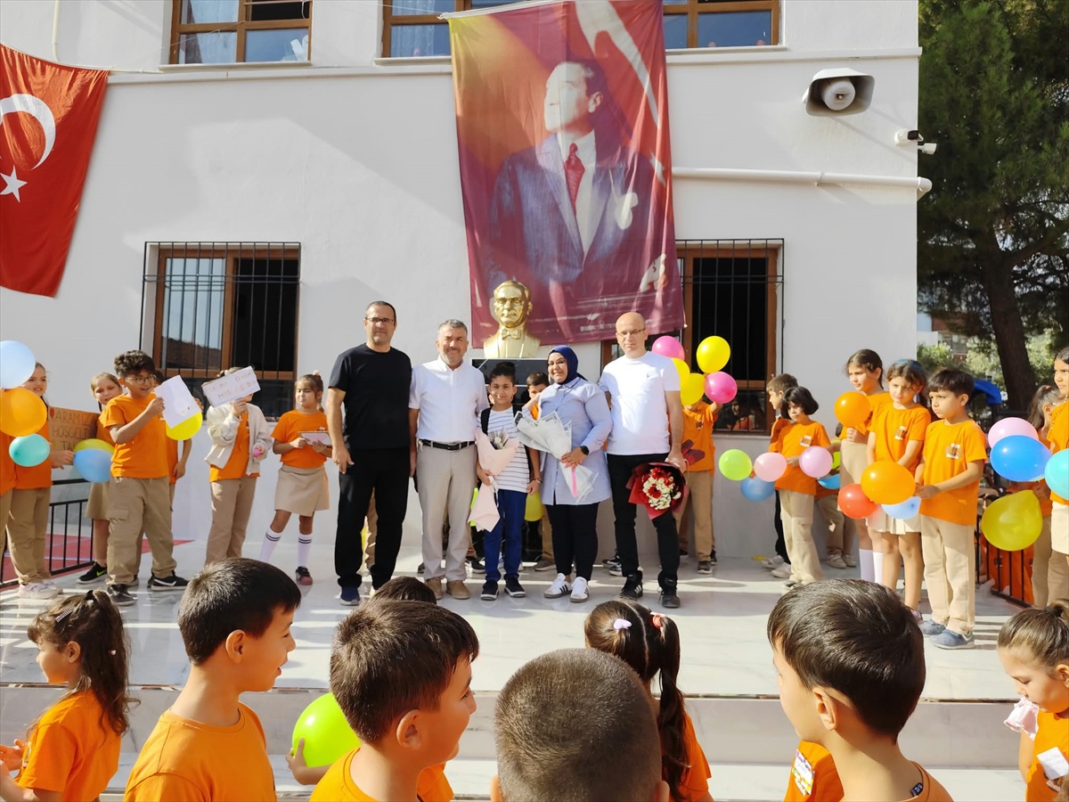 Denizli\'de lösemiyi yenen 9 yaşındaki öğrenci, 2 yıl sonra okulunda çiçeklerle karşılandı